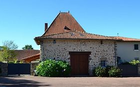 Maison De Vacances Gite Spacieux Avec Piscine Privative, Grand Jardin Et Equipements Bebe En Charente Limousine - Fr-1-653-67 À